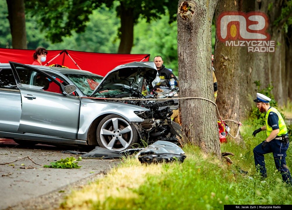 Audi uderzyło w drzewo. NIe żyje 37letnia kobieta