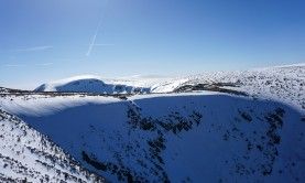 Przełęcz pod Śnieżką. Przed nią Kocioł Łomniczki, za nią Upska Jama, Studzienna Góra z krzyżującymi się nad nią trasami samolotów rejsowych:)